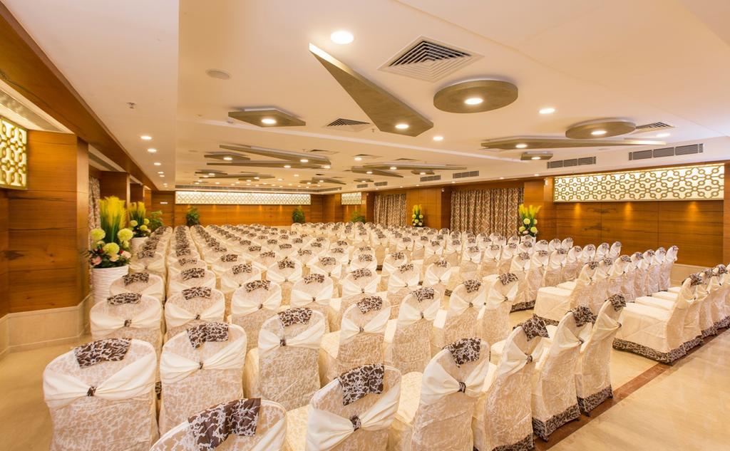 Pai Viceroy Hotel Tirupati Buitenkant foto