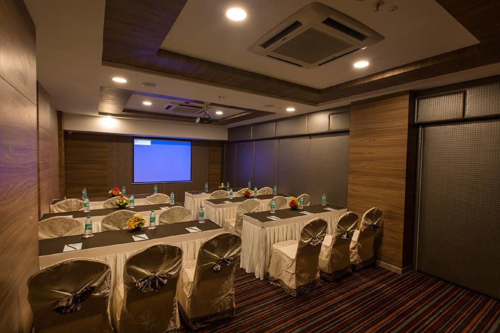 Pai Viceroy Hotel Tirupati Buitenkant foto