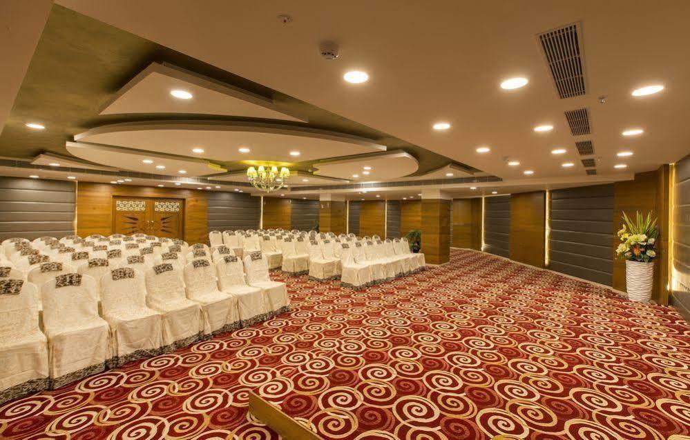 Pai Viceroy Hotel Tirupati Buitenkant foto