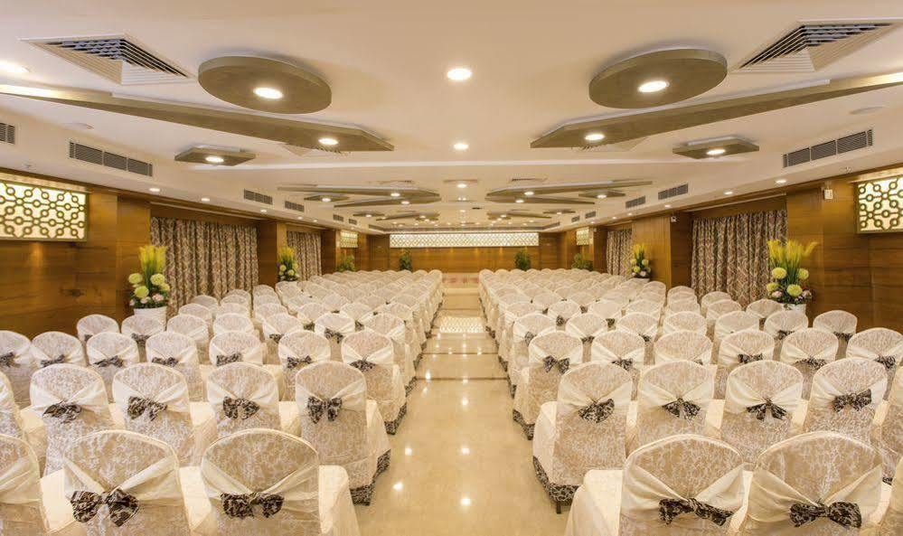 Pai Viceroy Hotel Tirupati Buitenkant foto