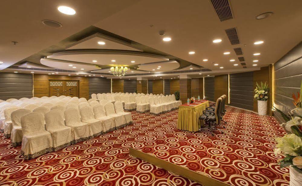 Pai Viceroy Hotel Tirupati Buitenkant foto